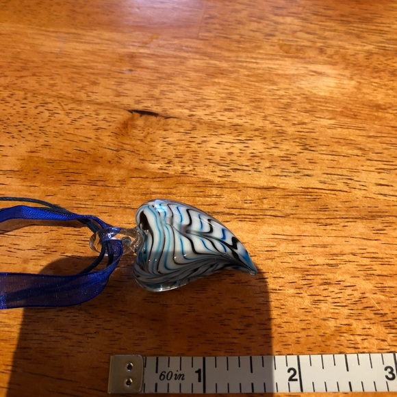 Glass blue swirl heart pendant - Picture 2 of 2